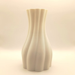 Un vase aux courbes tendres, avec verre intérieur, pour sublimer vos fleurs et illuminer votre intérieur.