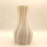 Un vase aux courbes tendres, avec verre intérieur, pour sublimer vos fleurs et illuminer votre intérieur.