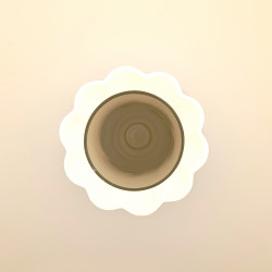 Un vase aux courbes tendres, avec verre intérieur, pour sublimer vos fleurs et illuminer votre intérieur.
