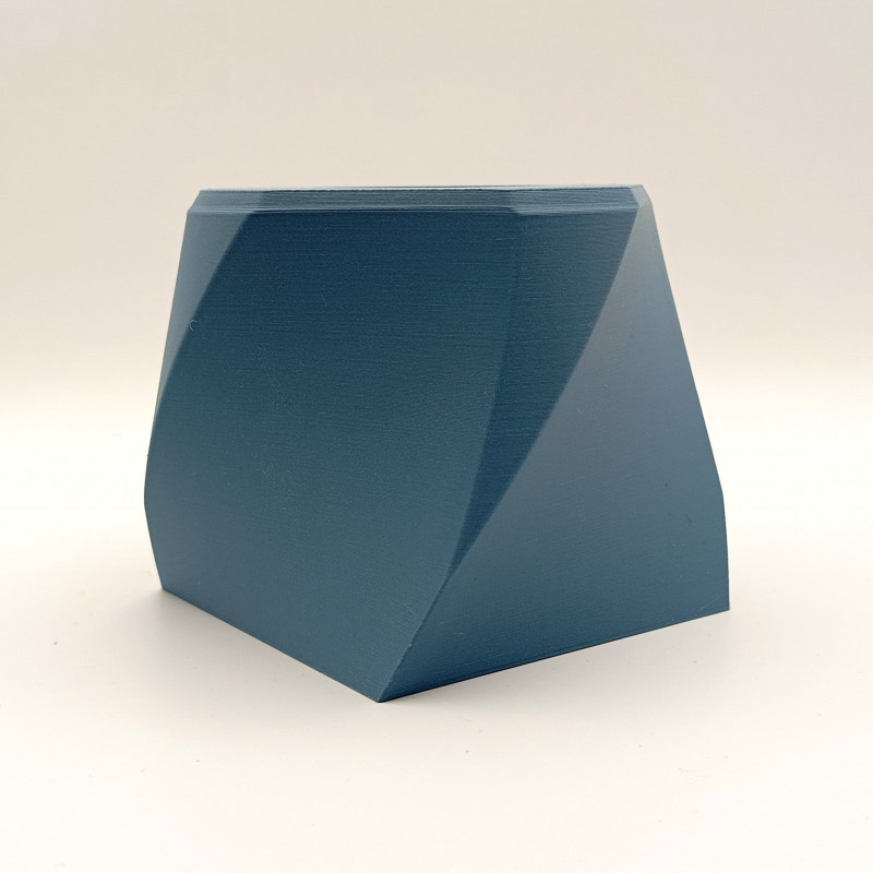 Cube Twist : socle cubique design avec spirale sculptée. Ambiance douce, personnalisable en couleurs.