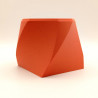 Cube Twist : socle cubique design avec spirale sculptée. Ambiance douce, personnalisable en couleurs.