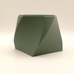 Cube Twist : socle cubique design avec spirale sculptée. Ambiance douce, personnalisable en couleurs.