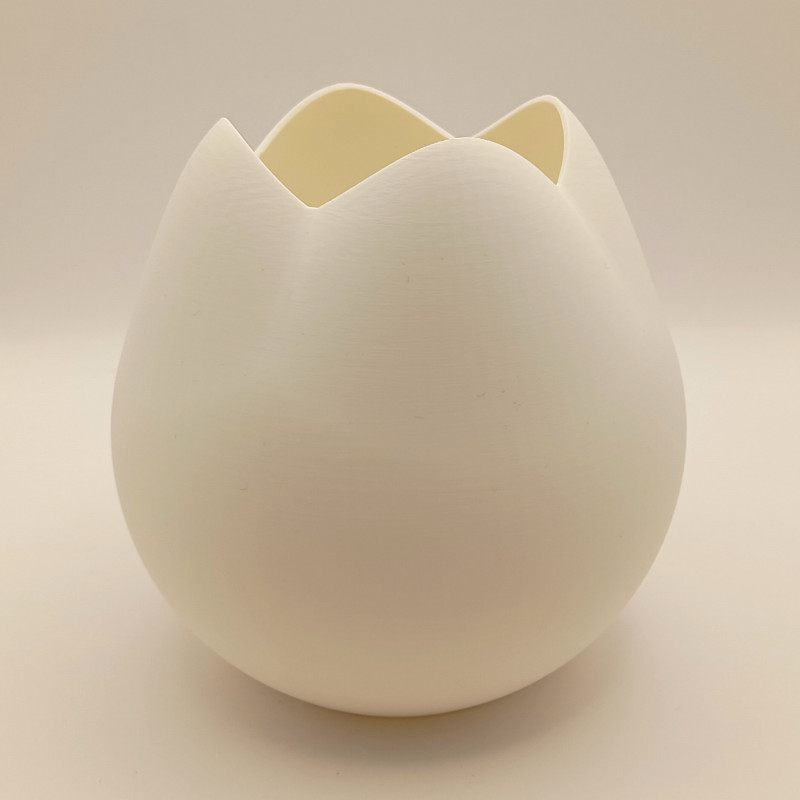 Tulipe Éclatante : abat-jour en forme de tulipe stylisée, diffusant une lumière douce et chaleureuse.