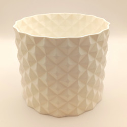 Diamant Doux : abat-jour cylindrique sculpté de motifs en diamant, diffusant une lumière douce et raffinée.