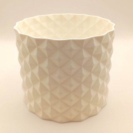 Diamant Doux : abat-jour cylindrique sculpté de motifs en diamant, diffusant une lumière douce et raffinée.
