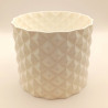 Diamant Doux : abat-jour cylindrique sculpté de motifs en diamant, diffusant une lumière douce et raffinée.
