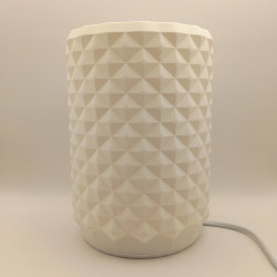 Une lampe cylindrique texturée, un bijou de lumière pour un intérieur moderne et chaleureux.