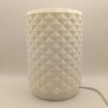 Une lampe cylindrique texturée, un bijou de lumière pour un intérieur moderne et chaleureux.